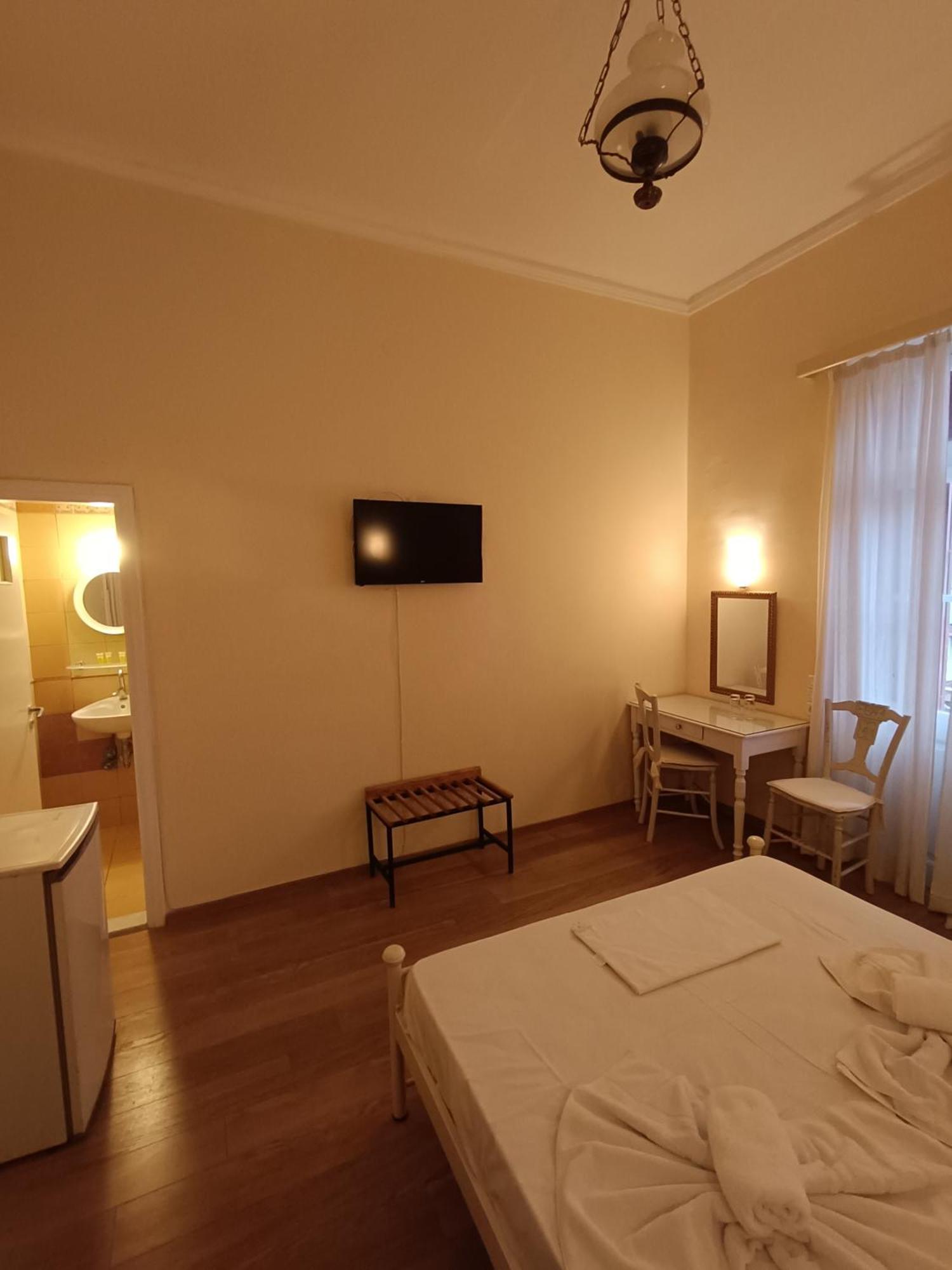Anesis Hotel Loutra Aidhipsou Exteriör bild